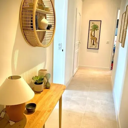 Renovated - 3 Bedrooms - Ac - Sea View - Sleeps 6 Apartment *