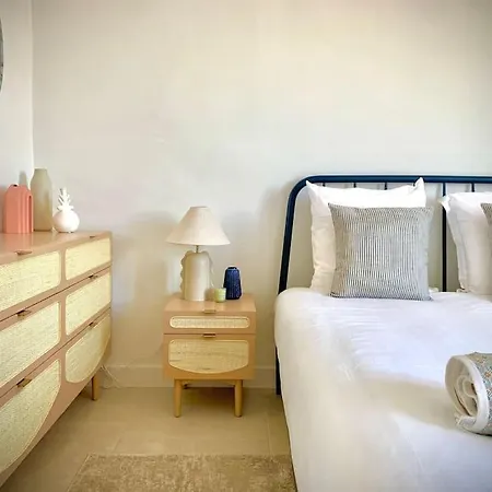 Renovated - 3 Bedrooms - Ac - Sea View - Sleeps 6 Apartment *