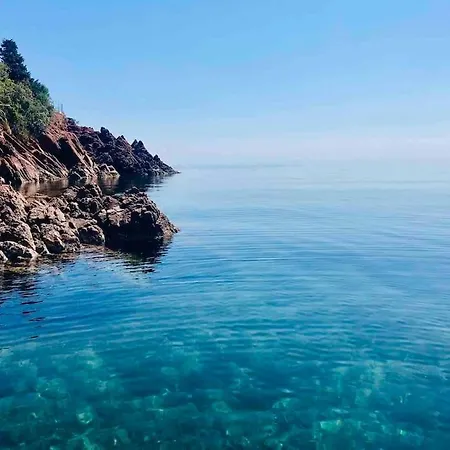 Apartment Renovated - 3 Bedrooms - Ac - Sea View - Sleeps 6