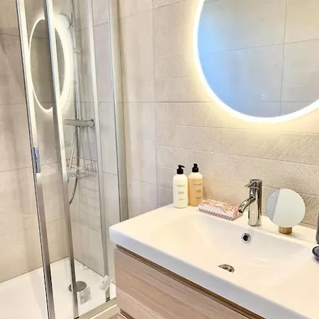 Apartment Renovated - 3 Bedrooms - Ac - Sea View - Sleeps 6
